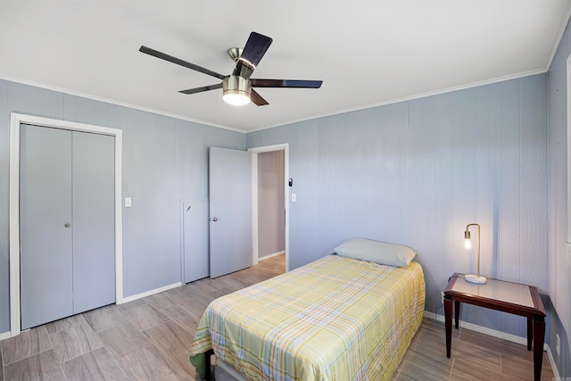 bedroom with crown molding, a closet, ceiling fan, and light hardwood / wood-style flooring