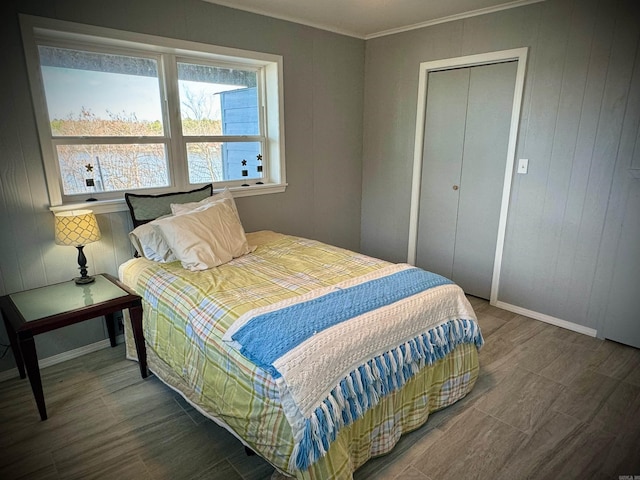 bedroom featuring dark hardwood / wood-style flooring, a closet, and crown molding