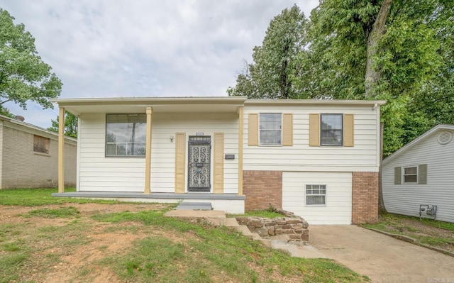 view of front of house with a front lawn