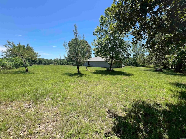 view of yard featuring a rural view