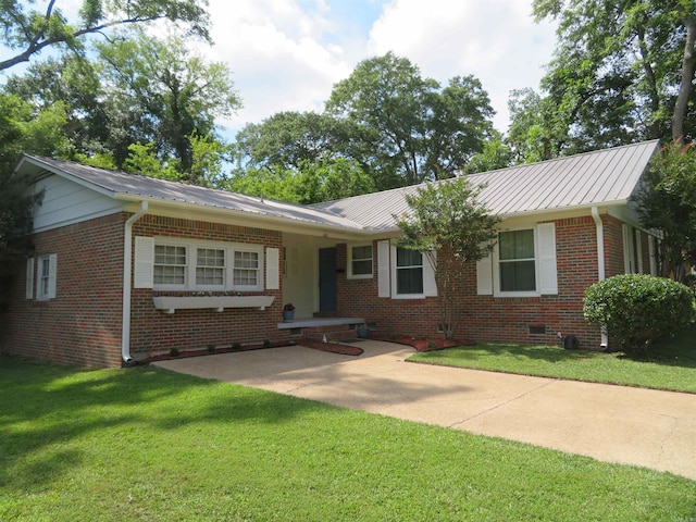 ranch-style home featuring a front lawn