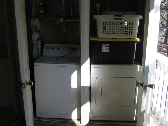 laundry room with washing machine and dryer