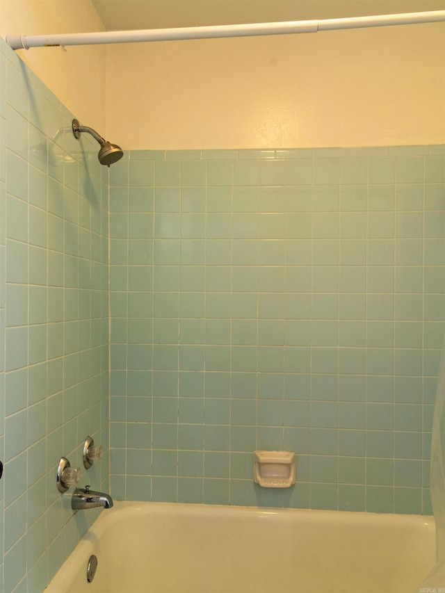 bathroom with shower / tub combination