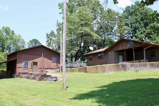 view of yard with an outbuilding