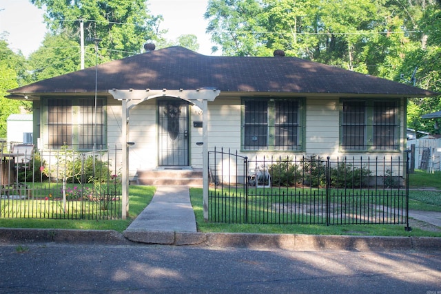 view of front of property featuring a front lawn