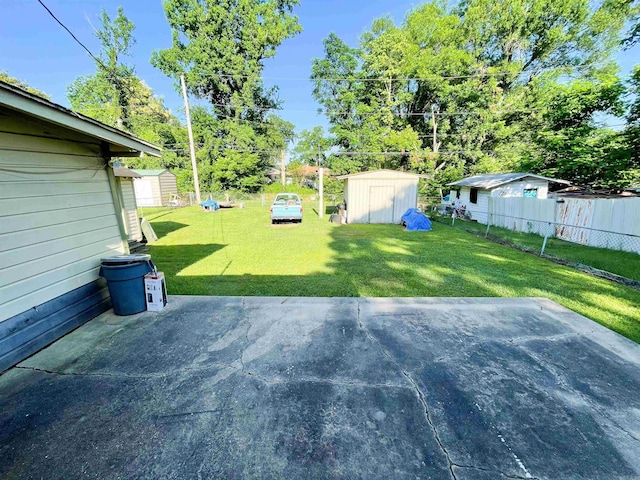 view of yard featuring a storage unit