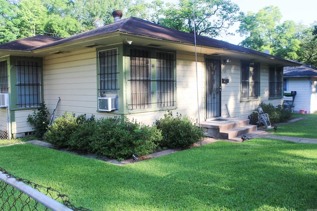 ranch-style home featuring a front lawn