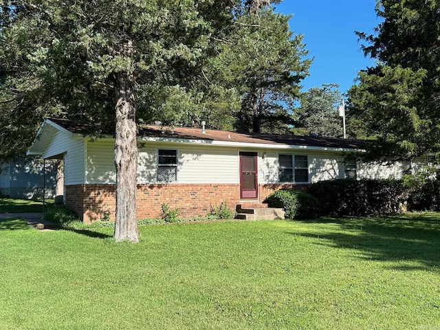 single story home with a front yard