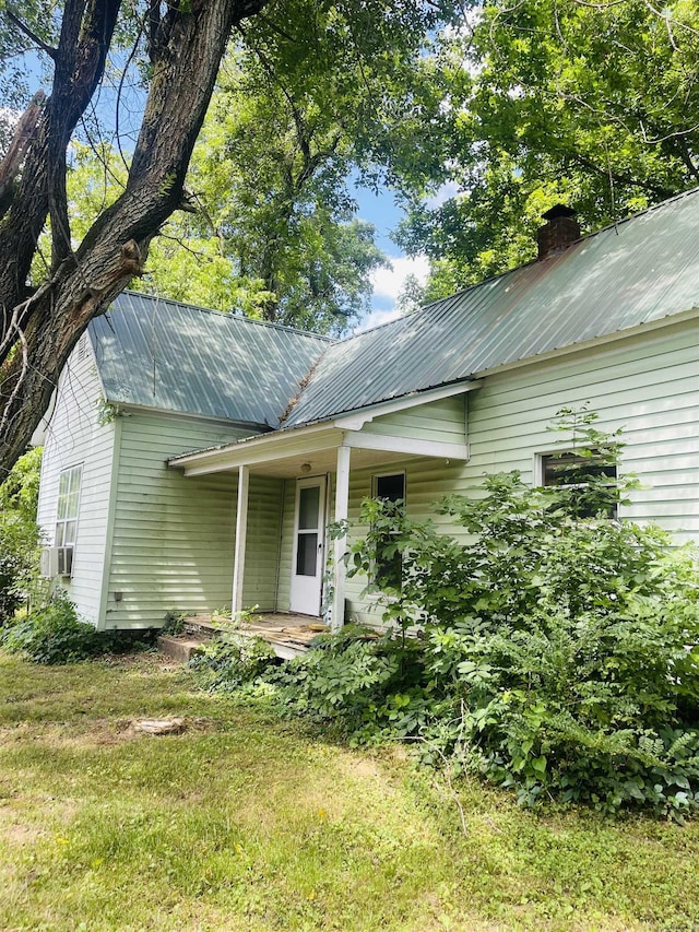 view of front of home featuring a front lawn and cooling unit