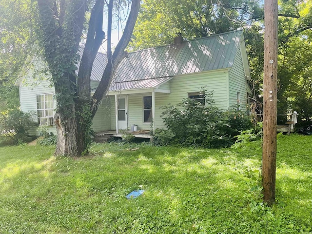 view of front of home with a front lawn