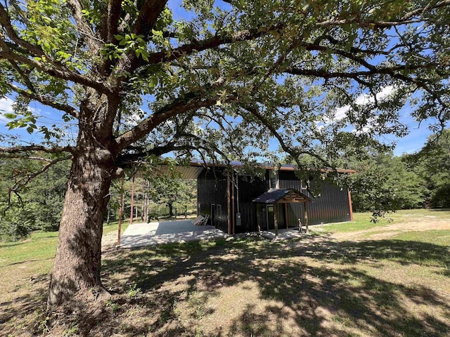 view of yard featuring a patio area