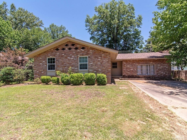 single story home featuring a front lawn