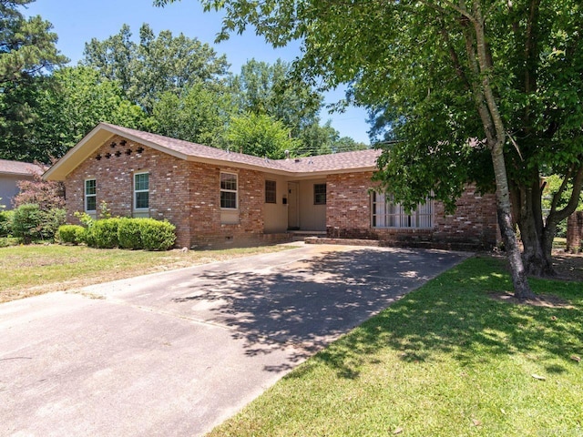 ranch-style house with a front yard