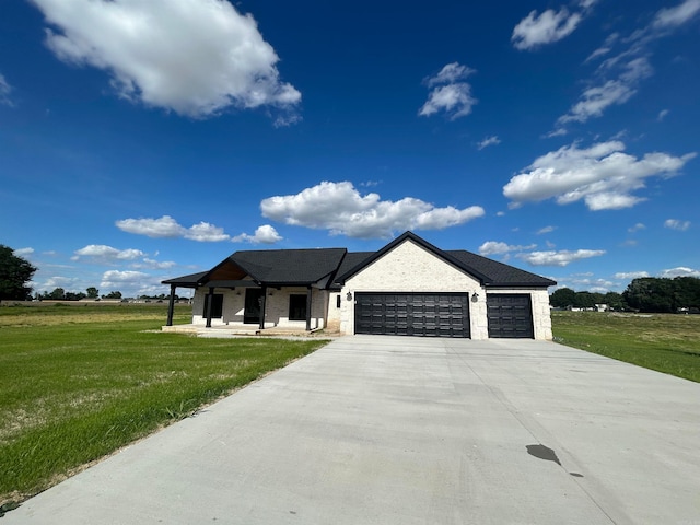 view of front facade featuring a garage and a front yard