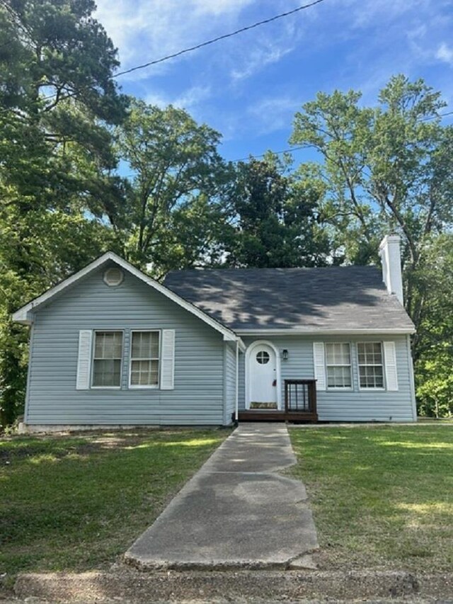 view of front facade featuring a front lawn