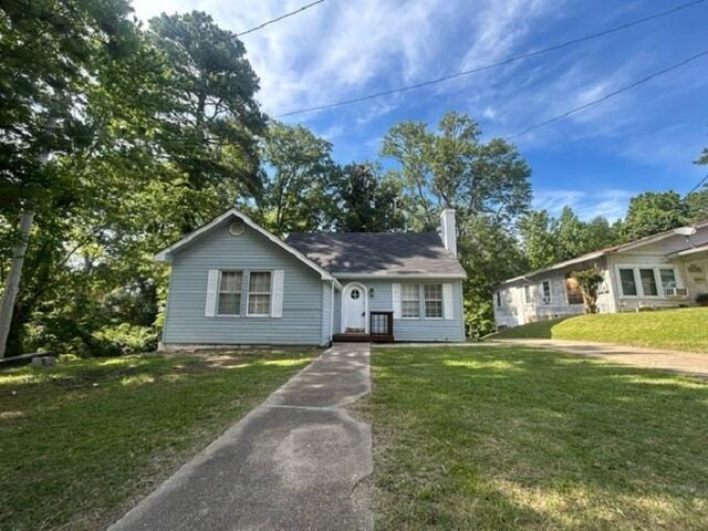 view of front of home featuring a front lawn