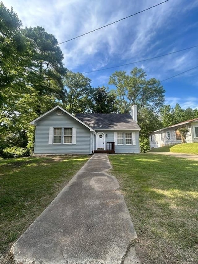 view of front of property featuring a front yard