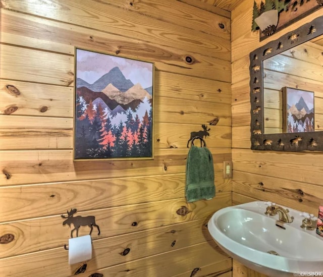 bathroom featuring sink