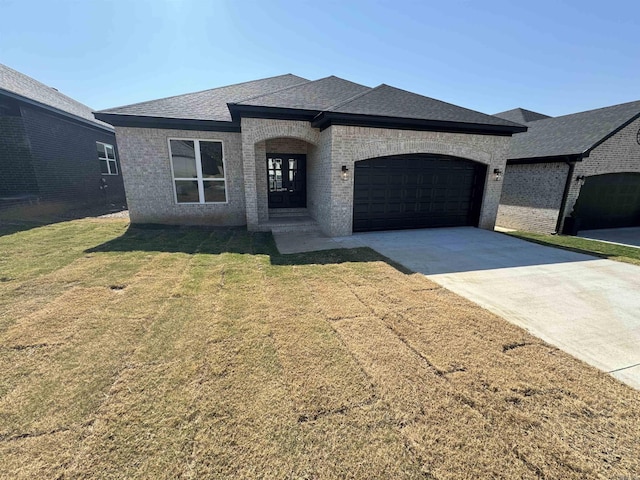 view of front facade featuring a garage and a front yard