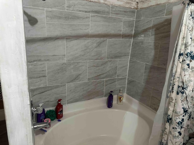 bathroom with shower / bath combo