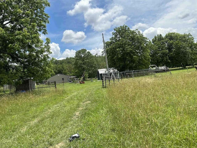 view of yard featuring a rural view