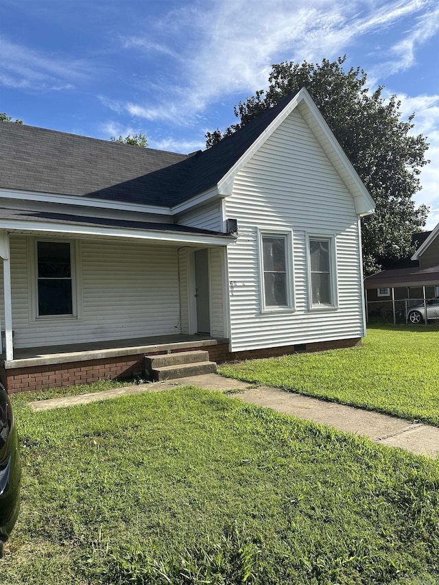 view of front of house featuring a front yard