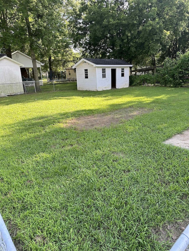 view of yard with an outdoor structure