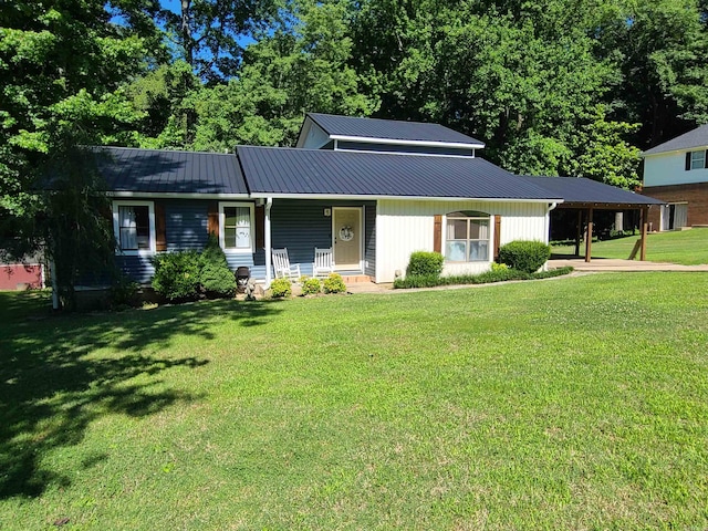 view of front of property featuring a front yard and a carport