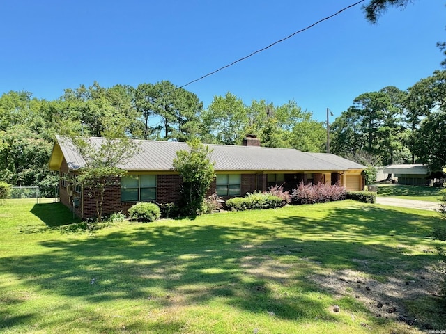 single story home featuring a front yard