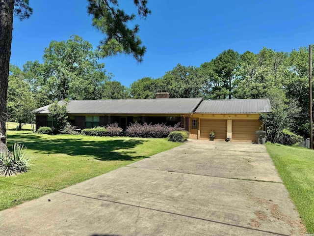 single story home featuring a front yard