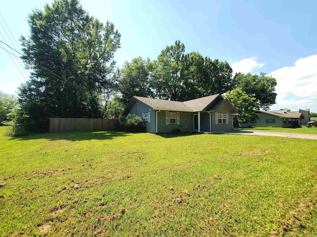 view of front of house featuring a front yard