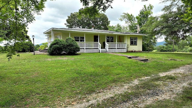 view of front of house featuring a porch and a front lawn