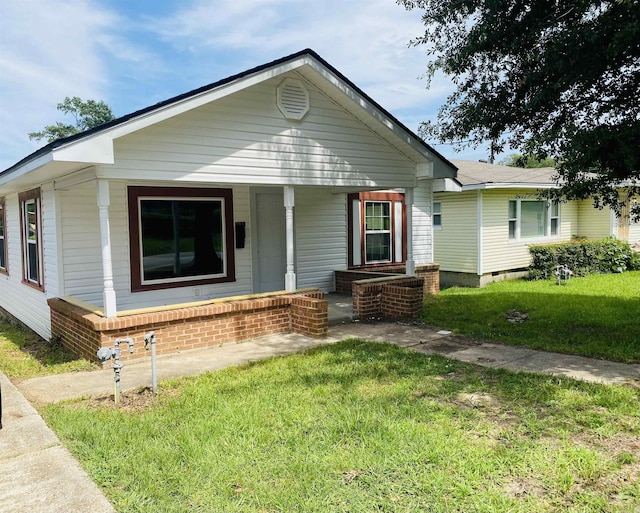 view of front of home featuring a front yard