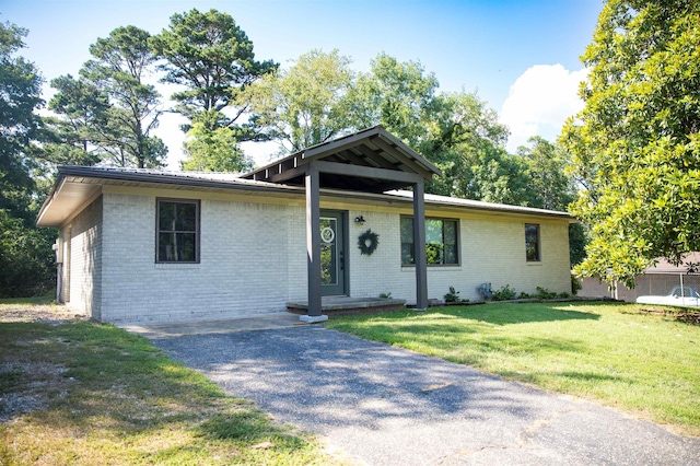 view of front of property with a front yard