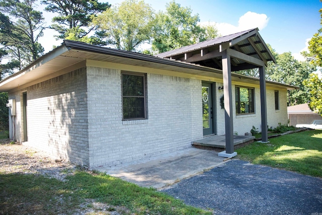 view of front facade with a front yard