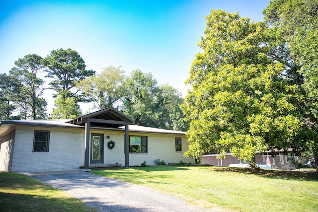 view of front of house featuring a front lawn