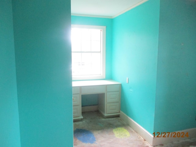 bathroom with ornamental molding