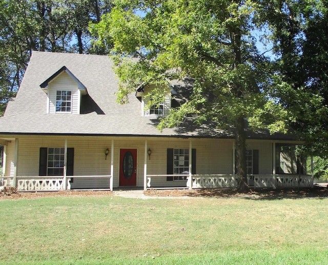 view of front facade featuring a front lawn