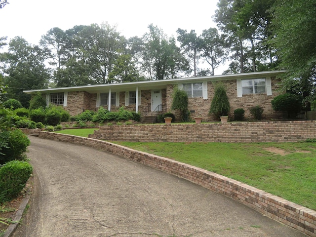 ranch-style home with a front yard