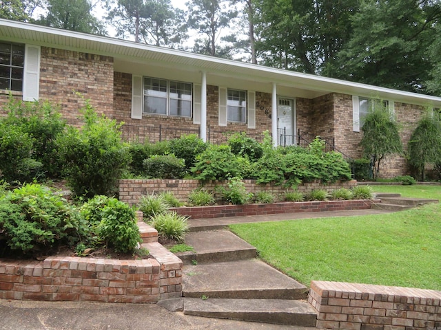 single story home featuring a front lawn