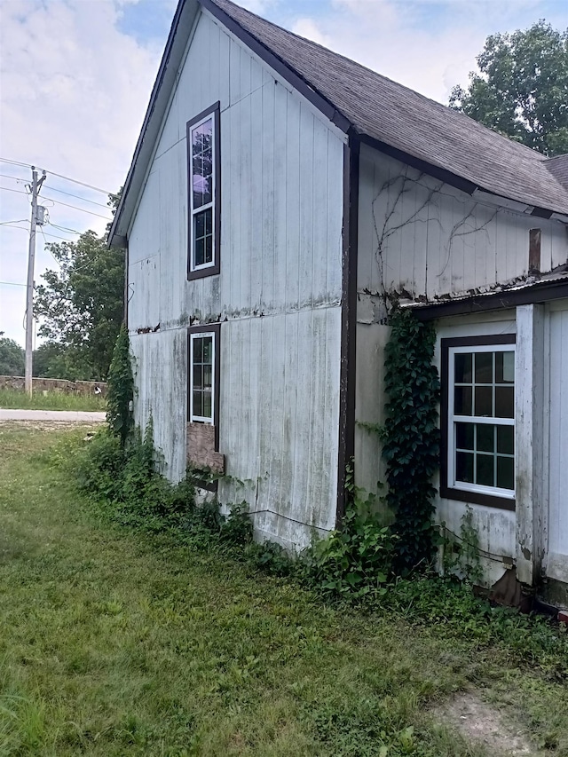 view of side of property featuring a lawn