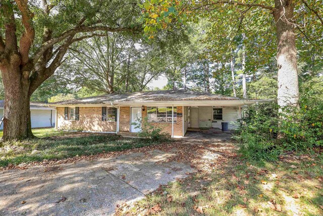 ranch-style home featuring covered porch