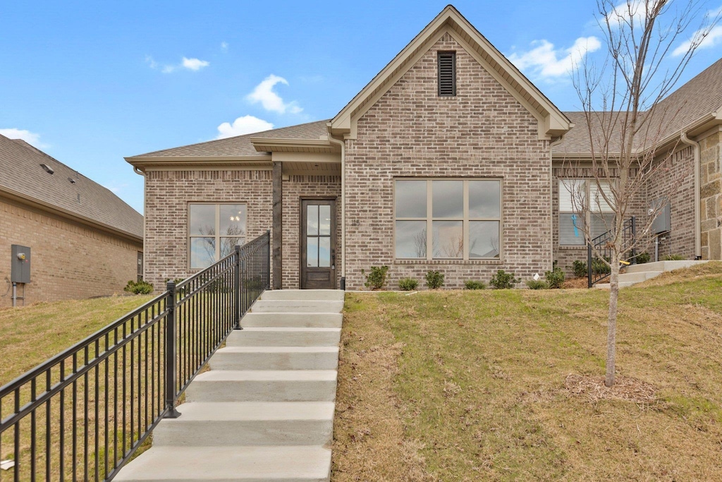 view of front facade with a front yard