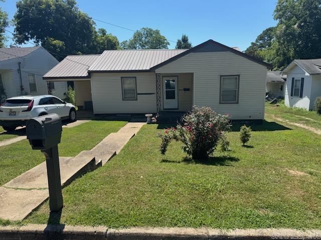 view of front of house with a front lawn