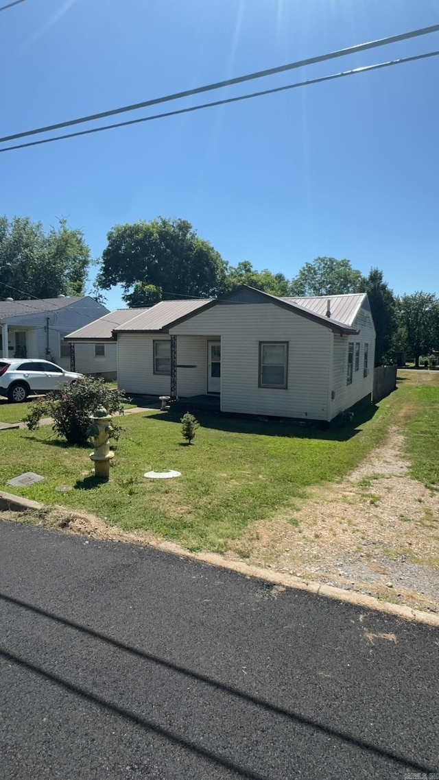 manufactured / mobile home with a front lawn