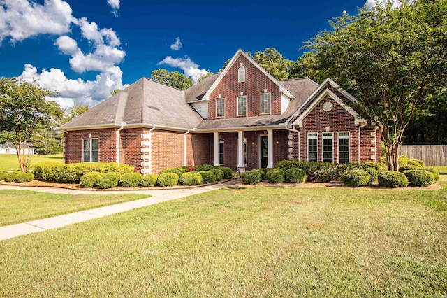 front of property featuring a front lawn