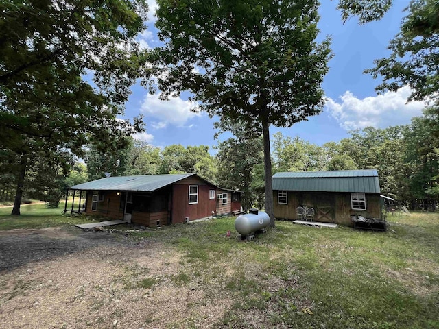 view of yard with an outdoor structure