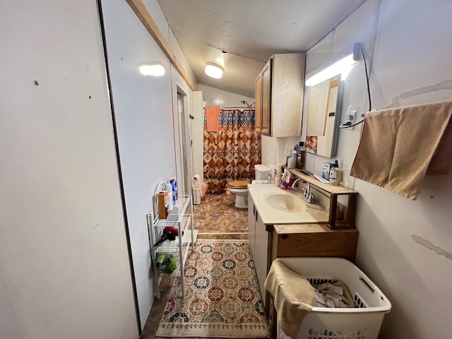 bathroom featuring a shower with curtain, vanity, and toilet