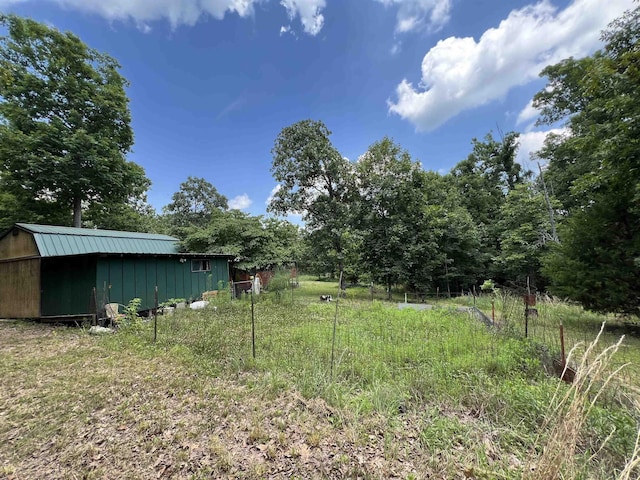 view of yard featuring a shed