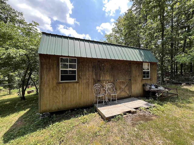 view of outdoor structure featuring a yard